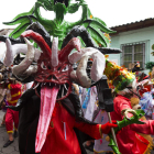 La colorida mascarada congrega cada año a miles de visitantes en las calles de la ciudad ecuatoriana de Píllaro. JOSÉ JÁCOME