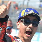 Jorge Lorenzo (Ducati) celebra, eufórico, su tercera pole consecutiva de la temporada.