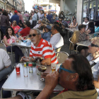 Turistas disfrutando de las terrazas de la capital en la calurosa tarde de Jueves Santo.
