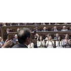 Eduardo Madina, José Antonio Alonso y las ministras aplauden la intervención del presidente.