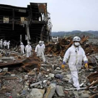 Miembros de la policía buscan entre los escombros en la localidad japonesa de Kesennuma.
