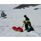 Un momento durante el rescate de la montañera.