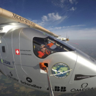 Bertrand Piccard, a bordo del del 'Solar Impulse 2' (Si2), se toma un selfi sobrevolando Lehigh Valley, Pensilvania (Estados Unidos).