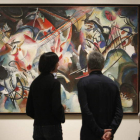 Unos visitantes contemplan la obra ‘Composición VI’, de Vassily Kandinsky.