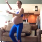 En su semana 40 de gestación, un mujer imita la coreografía de 'Thriller' para ponerse de parto cuanto antes.