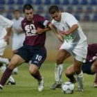 Pepe Domingo trata de zafarse de un rival del Pontevedra en el partido jugado en pretemporada