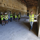 La arqueóloga Carmen Alonso, explica detalles de la obra de rehabilitación de San Marcos a la prensa.