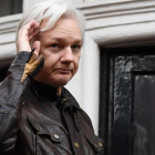 Imagen de archivo de Julian Assange en una comparecencia ante lo smedios en el balcón de la embajada de Ecuador en Londres en febrero del 2018.