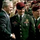 George W. Bush saluda a los soldados del Ejército estadounidense tras su discurso sobre Irak