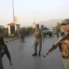 Agentes de las fuerzas de seguridad afganas, este jueves, tras el ataque en la Universidad Americana de Kabul.