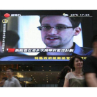 Una pantalla gigante de un centro comercial de Hong Kong muestra información sobre Edward Snowden, este domingo.