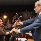 Gloria Merayo recibió ayer el bastón de mando municipal de Ponferrada de manos del presidente de mesa de mayor edad.