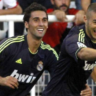 Karim Benzema, derecha, celebra con su compañero Álvaro Arbeloa el gol que abrió la cuenta para el Madrid frente al Rayo.