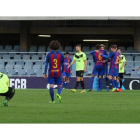 Los jugadores del Eldense y el Barça B, durante el partido disputado el pasado sábado en el Miniestadi.