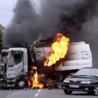 Imagen de archivo de una furgoneta incendiada en marzo en Belfast que la Policía atribuyó al IRA