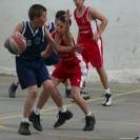 La competición de baloncesto escolar apenas pudo disputar algunos encuentros de la jornada inaugural