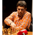 El campeón Anand se dispone a mover una de sus piezas. FERNANDO OTERO PERANDONES