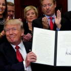 Trump, sonriente, tras firmar una orden ejecutiva contra el Obamacare, el pasado 12 de octubre.
