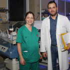 María José Álvarez y Daniel Fernández, en la unidad de prematuros del Hospital de León.