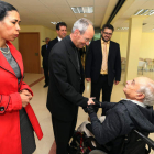 El obispo de Astorga saludó a los residentes, ayer en la inauguración del centro.