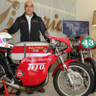 Alberto Pertejo con su Bultaco Metralla ayer en el Gimnasio Victoria de León.