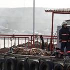 Un agente turco de Salvamento custodia los cuerpos de varias víctimas del naufragio.