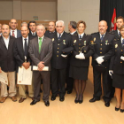 El comisario accidental Otero,a la derecha, junto con los agentes y ex agentes que recibieron ayer la distinción del Cuerpo.