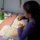La hija de Susana Telegón realiza los deberes en casa después de una larga jornada en la escuela