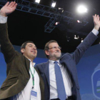 Mariano Rajoy y Juan Manuel Moreno Bonilla saludan a los congresistas del PP andaluz.