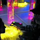 Haces de luz de colores y tubos de burbujas para estimular los sentidos en una sala Snoexelen en el Centro Alhéimer de León. J. NOTARIO