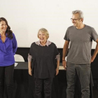 La diseñadora de vestuario Yvonne Blake, en el centro,con el director y guionista Mariano Barroso  y la actriz Nora Navas, el pasado 27 de septiembre.