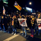 Varias decenas de personas protestan a las puertas del Sofía Hotel Barcelona donde se va a celebrar una cena con motivo del acto organizado por Fomet del Treball y al que asistirán el presidente del Gobierno, Pedro Sánchez, y el de la Generalitat, Torra.