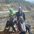 Operarios de Cosmos y escolares de Toral, plantando árboles en la cantera de la cementera.