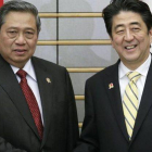 Abe (derecha) estrecha la mano del presidente de Indonesia, el 13 de diciembre en Tokio.