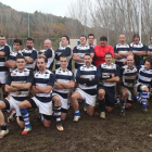 Los jugadores del equipo sénior del Bierzo Rugby posan en el campo de Flores del Sil con los bigotes de «Movember».