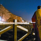 Una pareja mira desde la Línea de la Concepción la proyección de la imagen de Isabel II en el Peñón, en junio del 2012, cuando las autoridades de Gibraltar celebraron el 60º aniversario del ascenso al trono de la reina.
