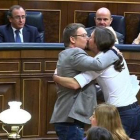 El 'pico' entre Xavier Domènech y Pablo Iglesias, el miércoles.