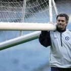 El entrenador del Chelsea ayuda a transportar una de las porterías
