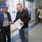 Los responsables sindicales repartieron ayer folletos en la estación de Ponferrada