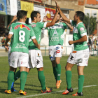 Los jugadores maragatos celebran uno de los goles marcados. F. OTERO PERANDONES