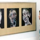 Una empleada de Christie's contempla la obra de Francis Bacon