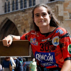 La leonesa Marta Vidal, luciendo la camiseta del Rincón Fertilidad frente a la Catedral. MARCIANO PÉREZ
