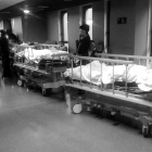 Pasillos saturados con pacientes ingresados, los citados y los procedentes de urgencias.