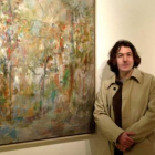 Rafael Carralero Carabias posa junto a una de sus obras