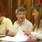 Vicente Canuria, Francisco Fernández y Gema Cabezas, ayer, en la firma del convenio