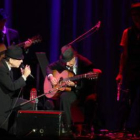Leonard Cohen durante el concierto que ofreció ayer en el León Arena y que supuso el pistoletazo de