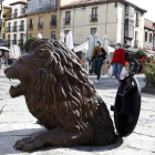 Un León sale del suelo en la Plaza de San Marcelo. MARCIANO PÉREZ