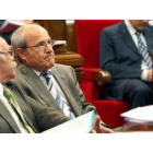 Montilla conversa con su vicepresidente Josep Lluís Carod Rovira en los escaños del Parlament.
