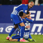 Borja Valle abraza a Lancho y Yuri a ambos tras lograr el defensa uno de sus dos goles al Arenteiro. L. DE LA MATA