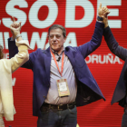 La vicepresidenta primera, María Jesús Montero, y el eurodiputado José Ramón González, en la convención del PSOE. CABALAR